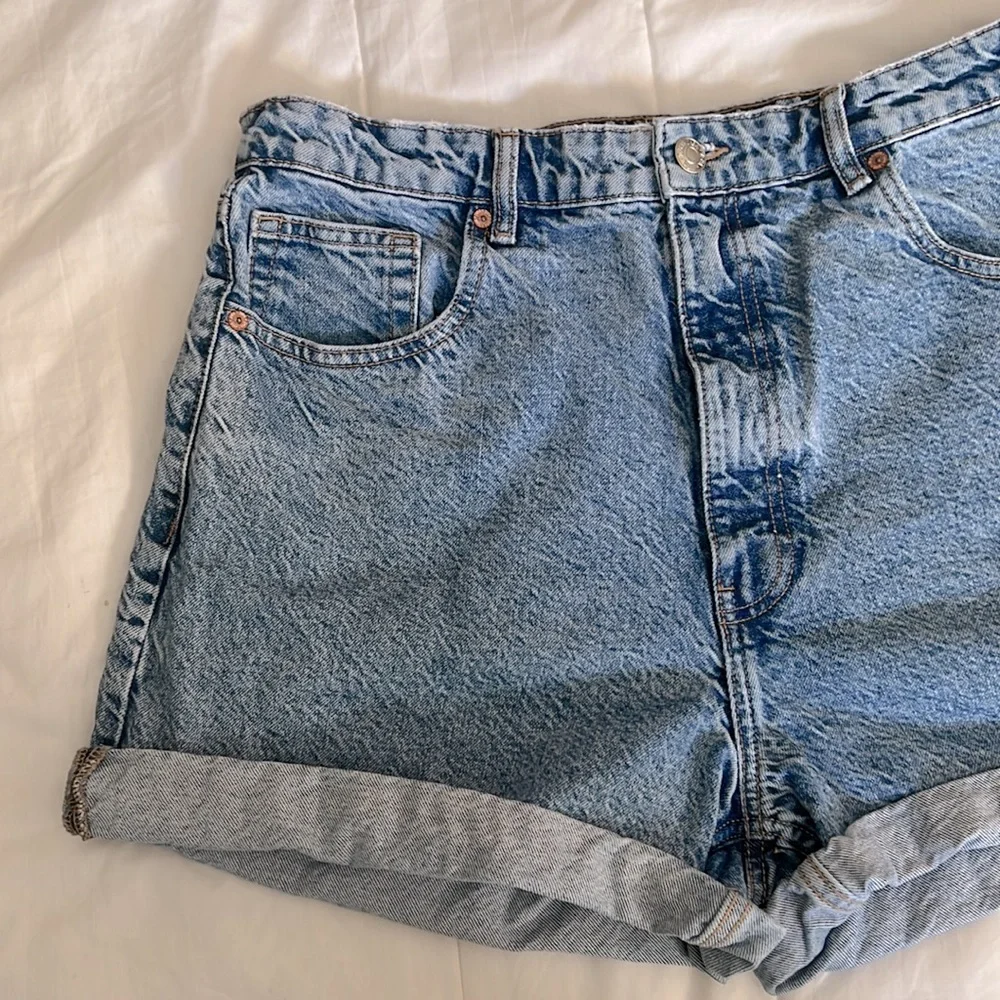 Zara mom Fit Jean Short in Acid Wash - Picture 5 of 13